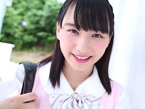 天羽成美 清純クロニクル 制服姿で笑顔のJK。女子高生のミニ系エロ動画。